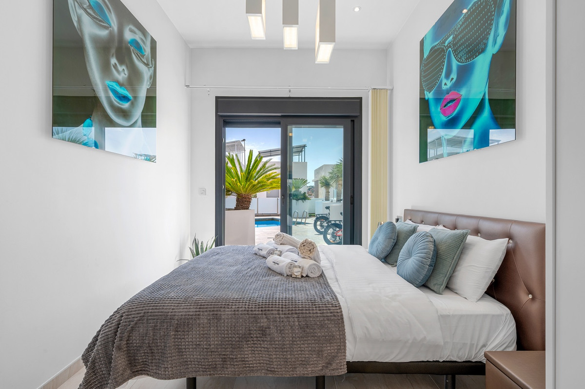 For sale - 3 Bedroom 2 Bathroom House - Detached Villa in Orihuela - Villamartin  - Alicante