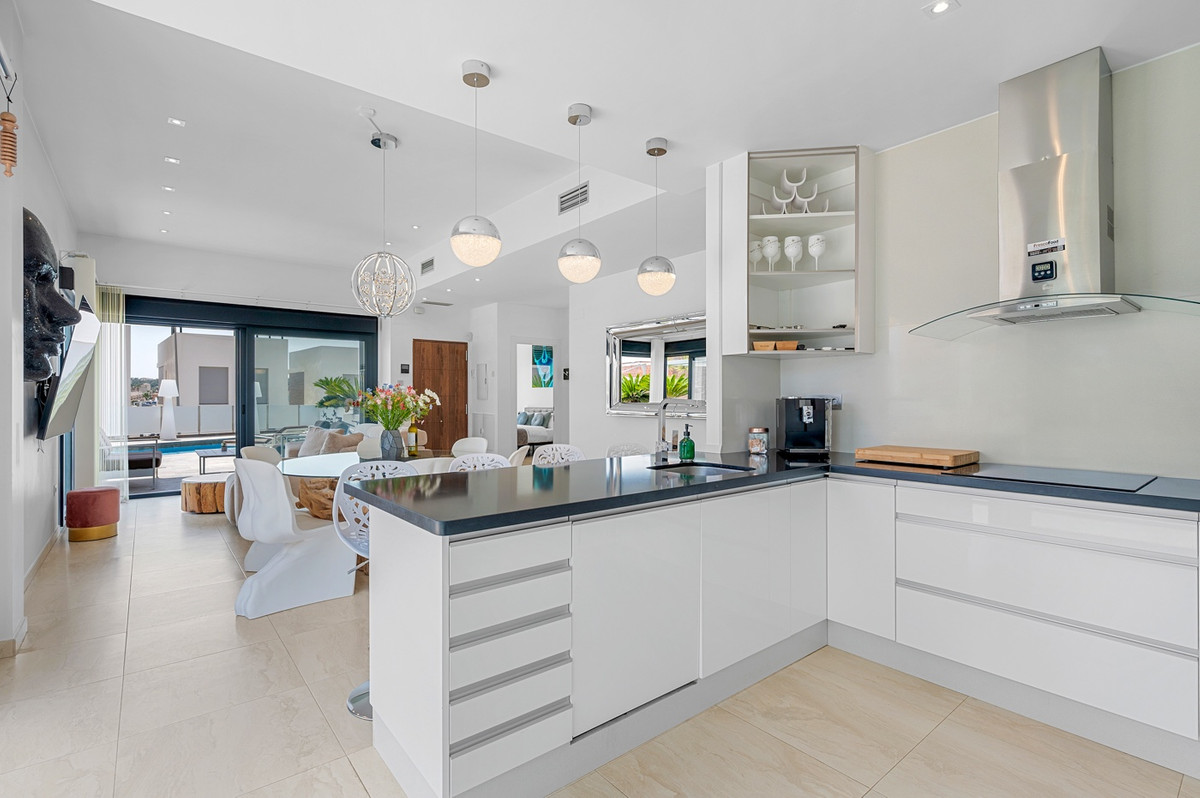 For sale - 3 Bedroom 2 Bathroom House - Detached Villa in Orihuela - Villamartin  - Alicante