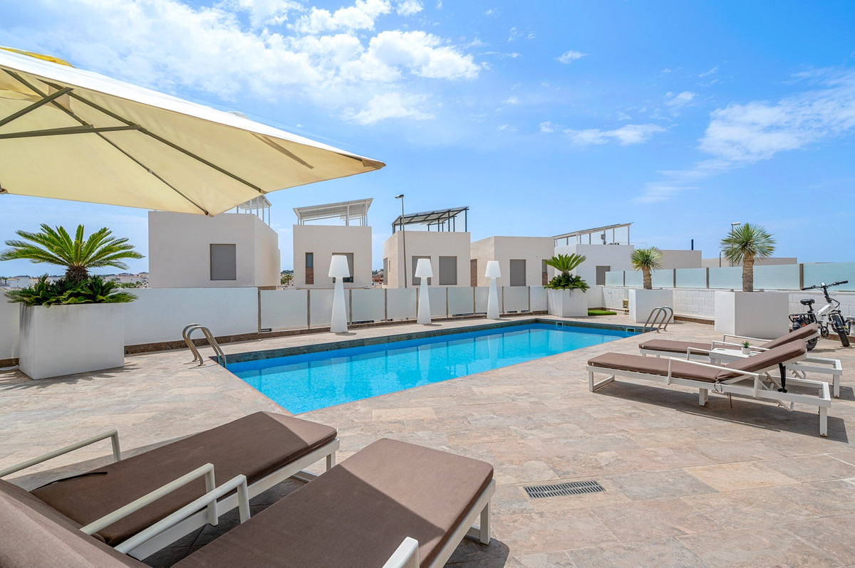 For sale - 3 Bedroom 2 Bathroom House - Detached Villa in Orihuela - Villamartin  - Alicante