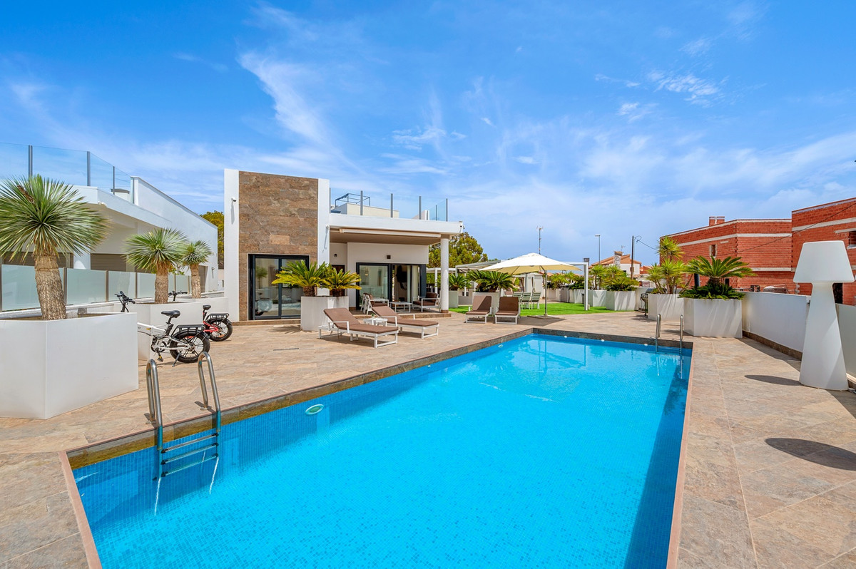 For sale - 3 Bedroom 2 Bathroom House - Detached Villa in Orihuela - Villamartin  - Alicante