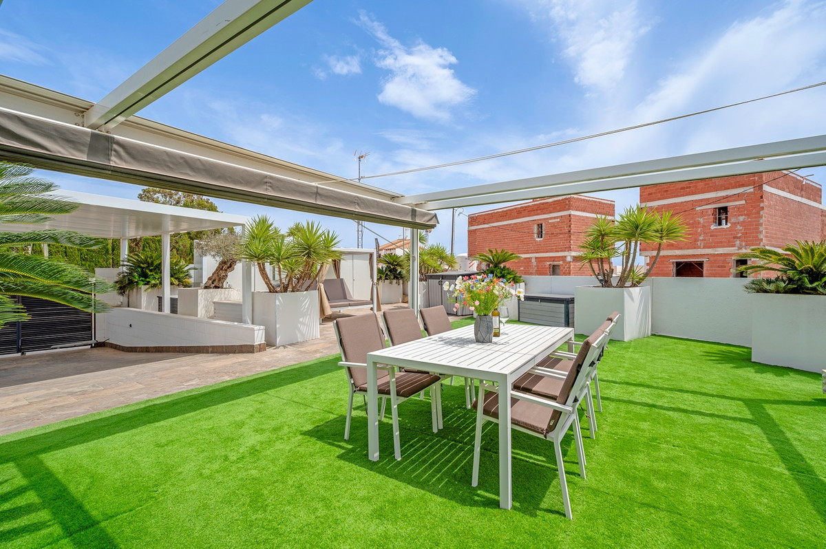 For sale - 3 Bedroom 2 Bathroom House - Detached Villa in Orihuela - Villamartin  - Alicante