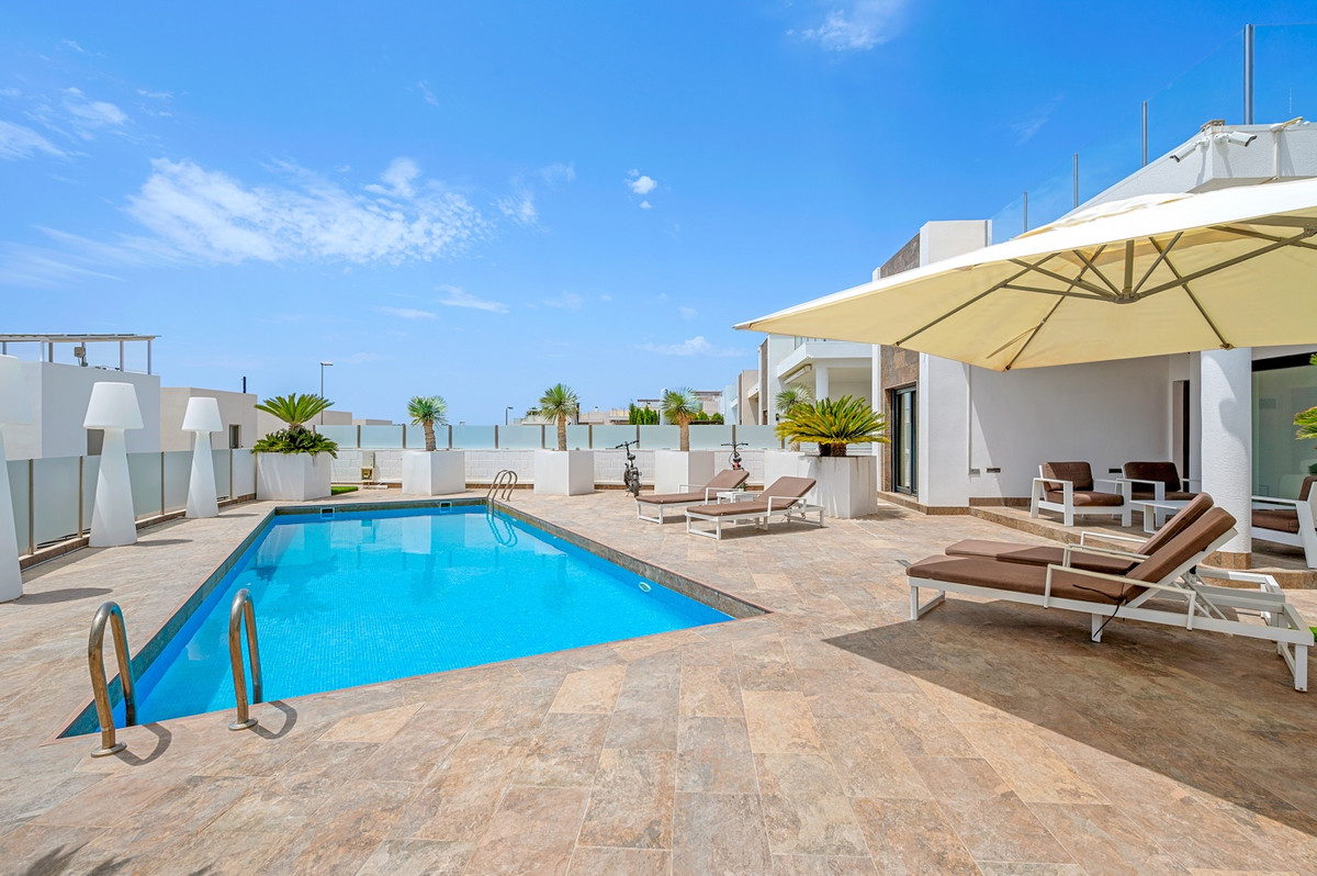 For sale - 3 Bedroom 2 Bathroom House - Detached Villa in Orihuela - Villamartin  - Alicante