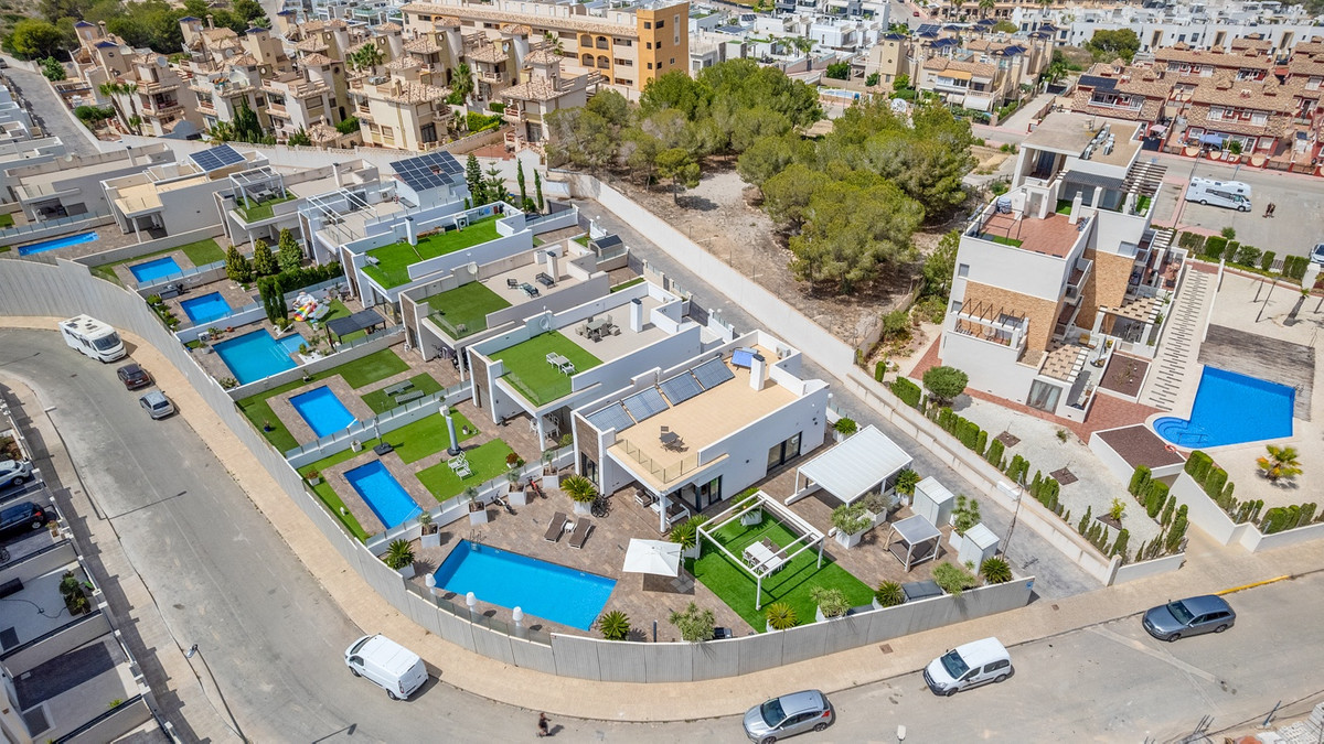 For sale - 3 Bedroom 2 Bathroom House - Detached Villa in Orihuela - Villamartin  - Alicante