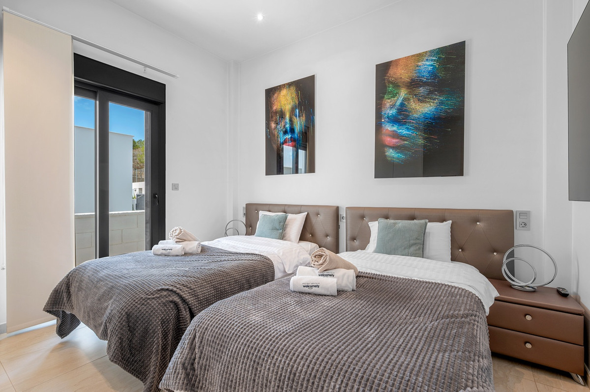 For sale - 3 Bedroom 2 Bathroom House - Detached Villa in Orihuela - Villamartin  - Alicante