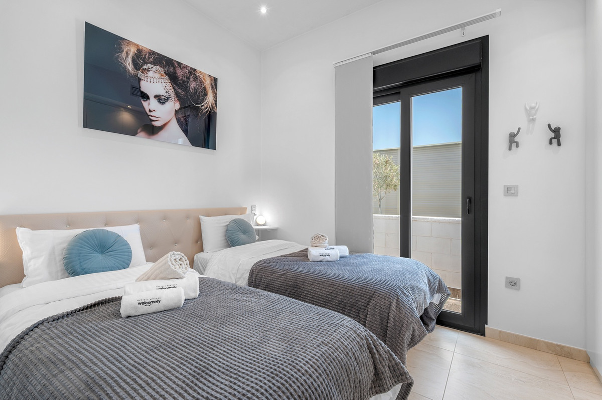 For sale - 3 Bedroom 2 Bathroom House - Detached Villa in Orihuela - Villamartin  - Alicante
