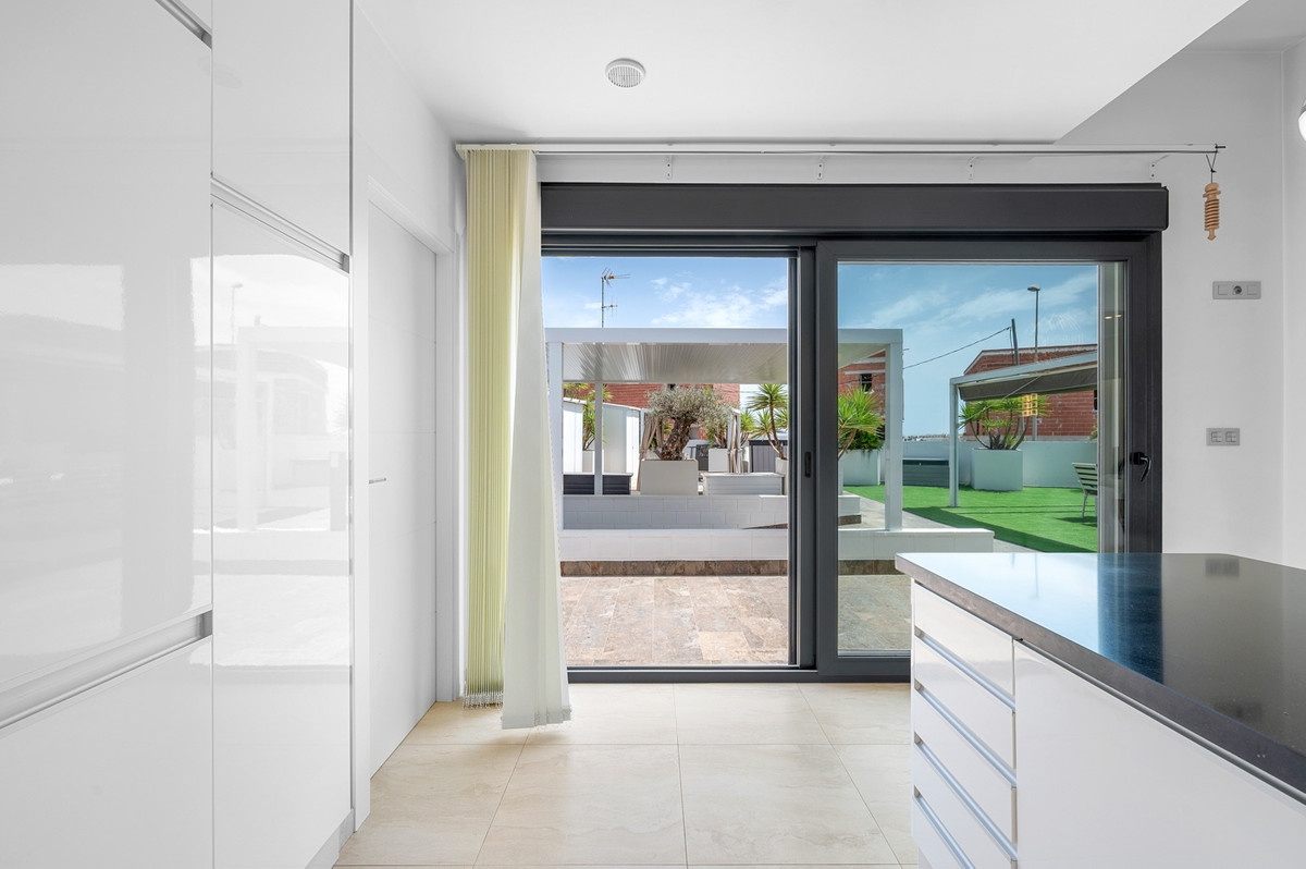 For sale - 3 Bedroom 2 Bathroom House - Detached Villa in Orihuela - Villamartin  - Alicante