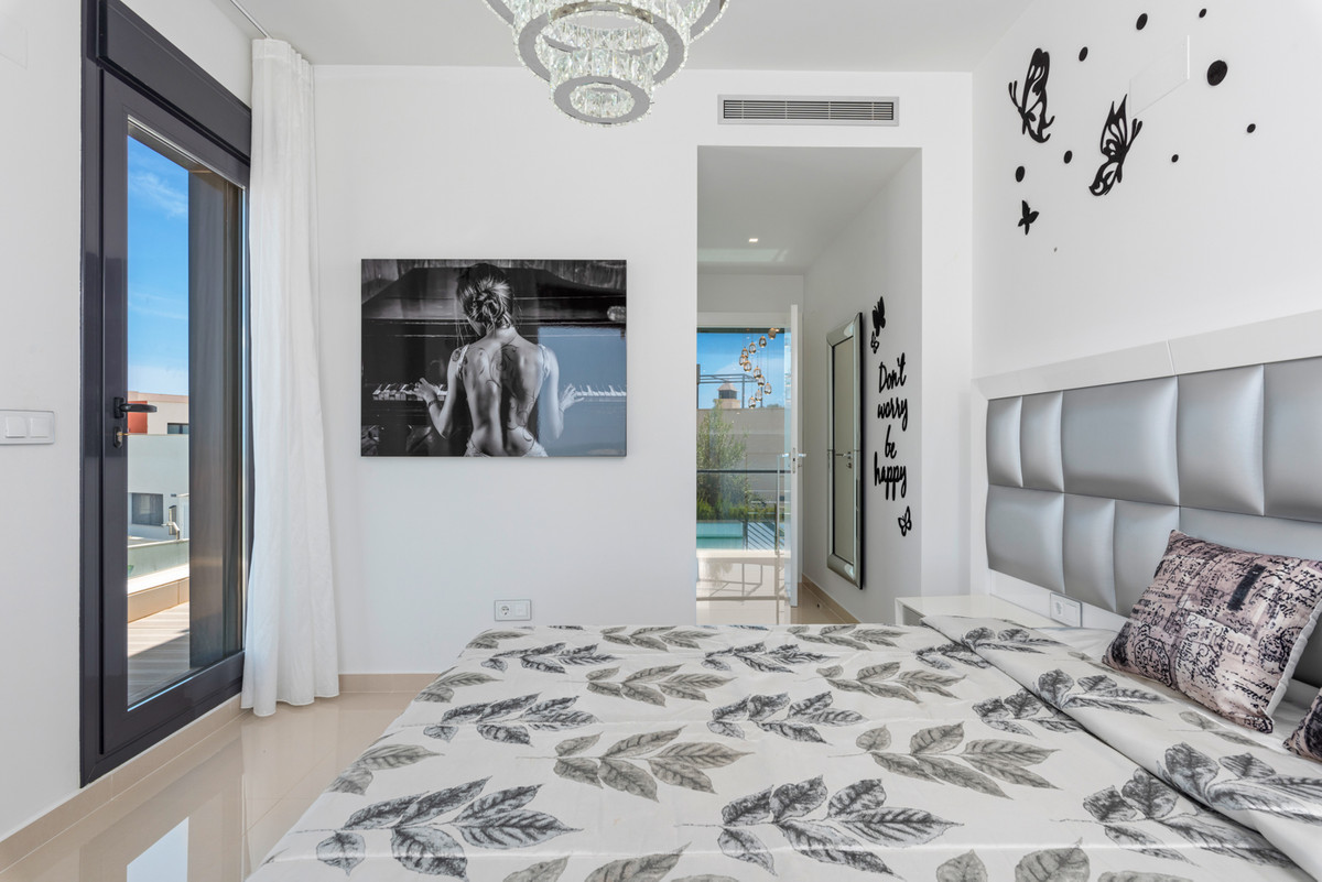 For sale - 5 Bedroom 4 Bathroom House - Detached Villa in San Miguel de Salinas - San Miguel de Salinas Centro  - Alicante