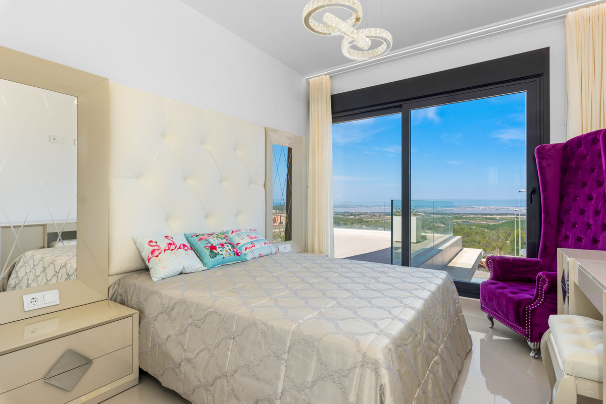 For sale - 5 Bedroom 4 Bathroom House - Detached Villa in San Miguel de Salinas - San Miguel de Salinas Centro  - Alicante
