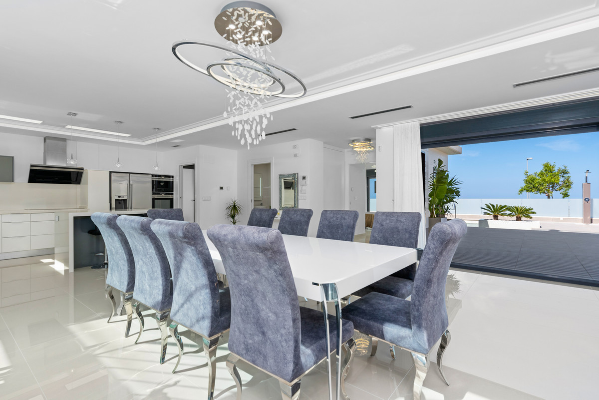 For sale - 5 Bedroom 4 Bathroom House - Detached Villa in San Miguel de Salinas - San Miguel de Salinas Centro  - Alicante