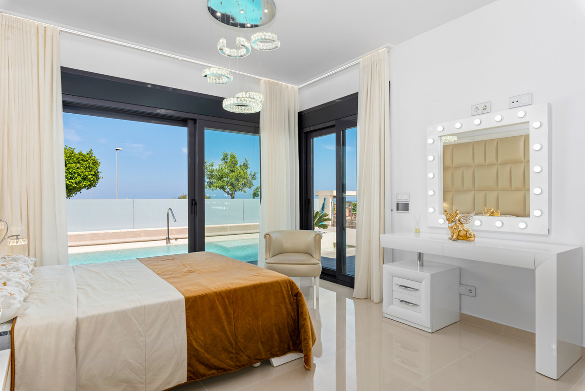 For sale - 5 Bedroom 4 Bathroom House - Detached Villa in San Miguel de Salinas - San Miguel de Salinas Centro  - Alicante