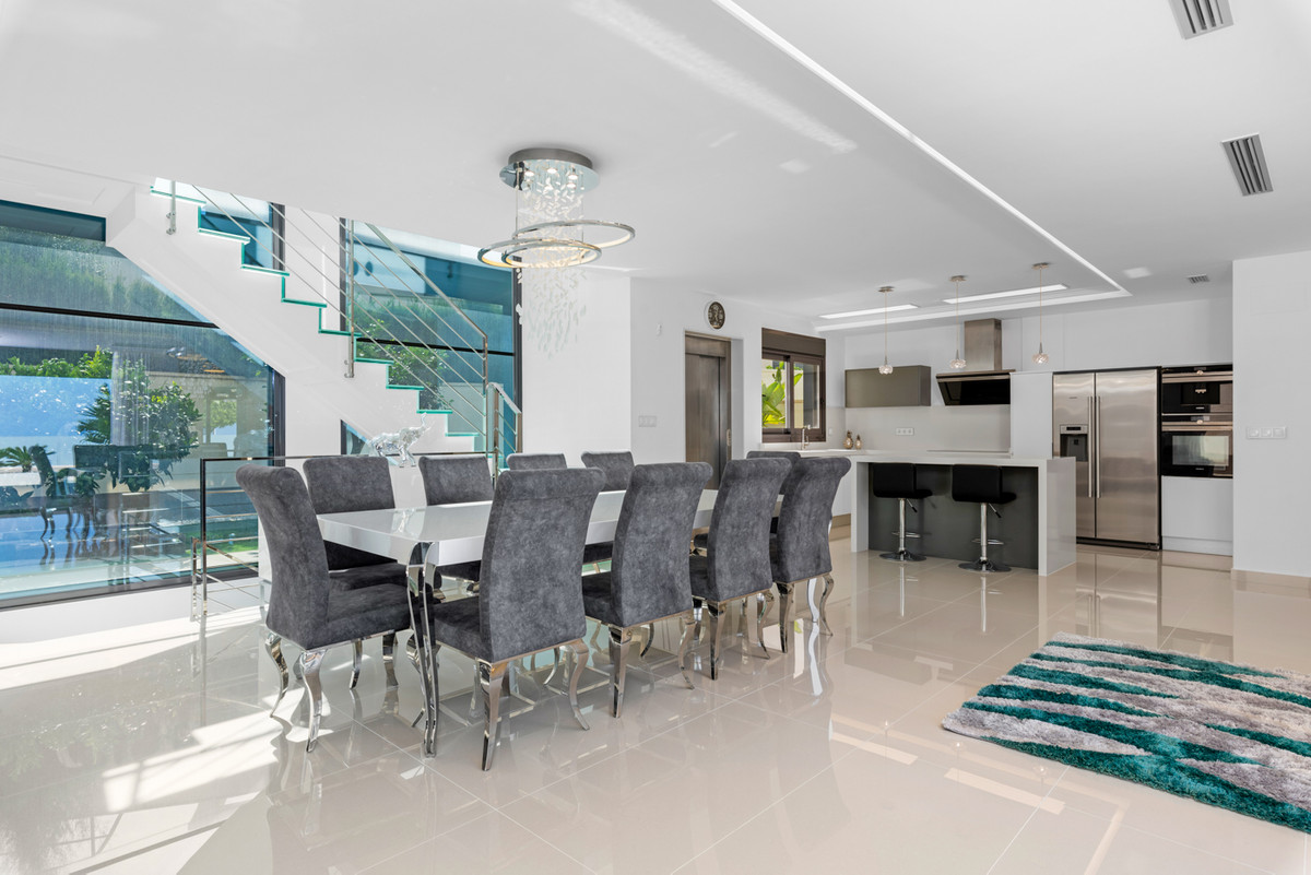 For sale - 5 Bedroom 4 Bathroom House - Detached Villa in San Miguel de Salinas - San Miguel de Salinas Centro  - Alicante