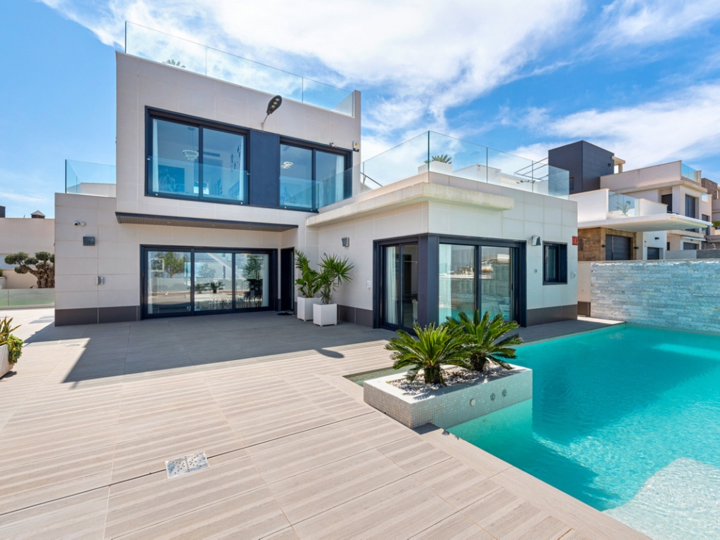 5 Bedroom 4 Bathroom House - Detached Villa in San Miguel de Salinas