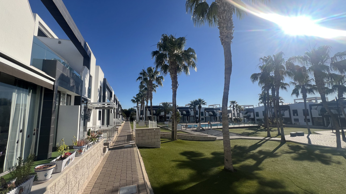 For sale - 2 Bedroom 2 Bathroom Apartment - Ground Floor Apartment in Orihuela - La Zenia  - Alicante