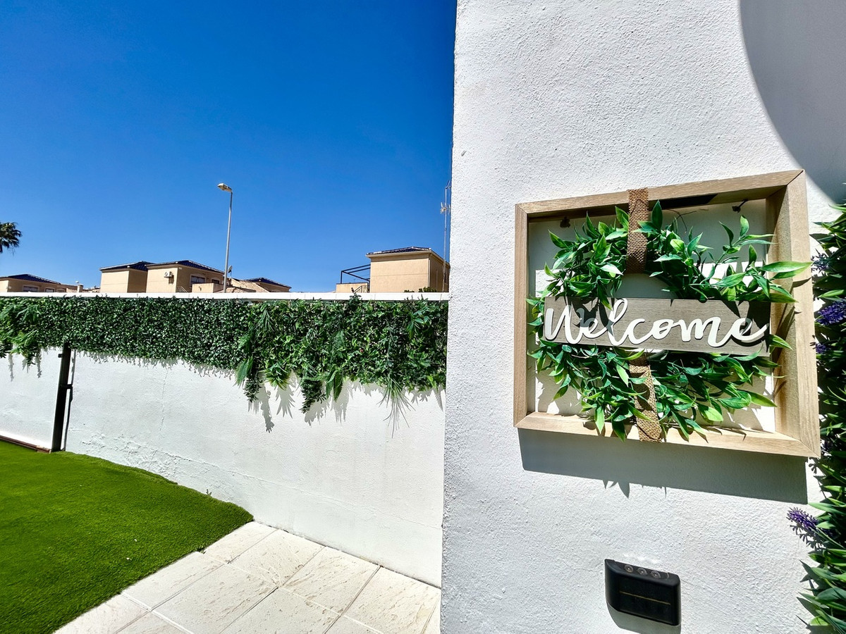 For sale - 2 Bedroom 1 Bathroom House - Townhouse in Orihuela - Punta Prima  - Alicante