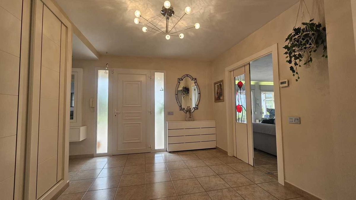 For sale - 4 Bedroom 3 Bathroom House - Detached Villa in Orihuela - Torremendo  - Alicante