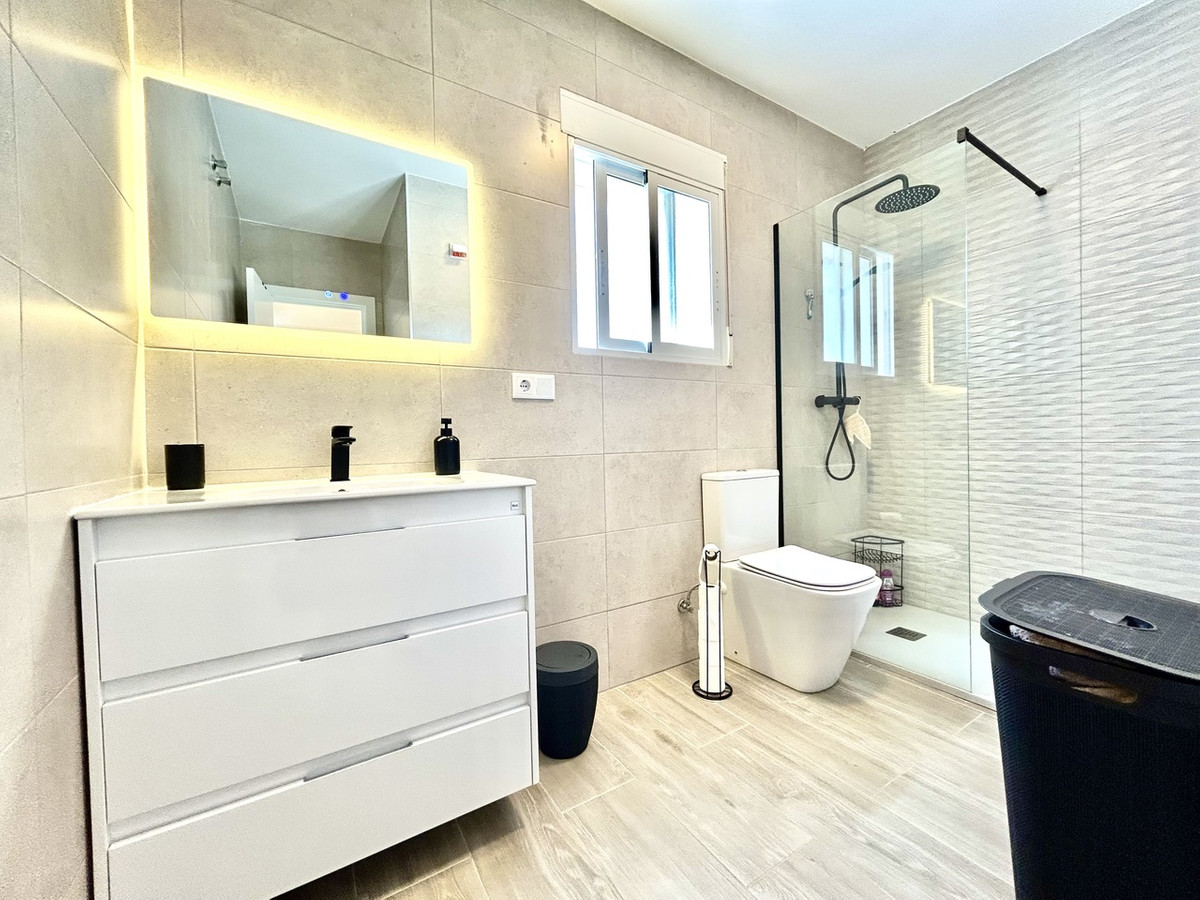 For sale - 5 Bedroom 4 Bathroom House - Detached Villa in Orihuela - Villamartin  - Alicante