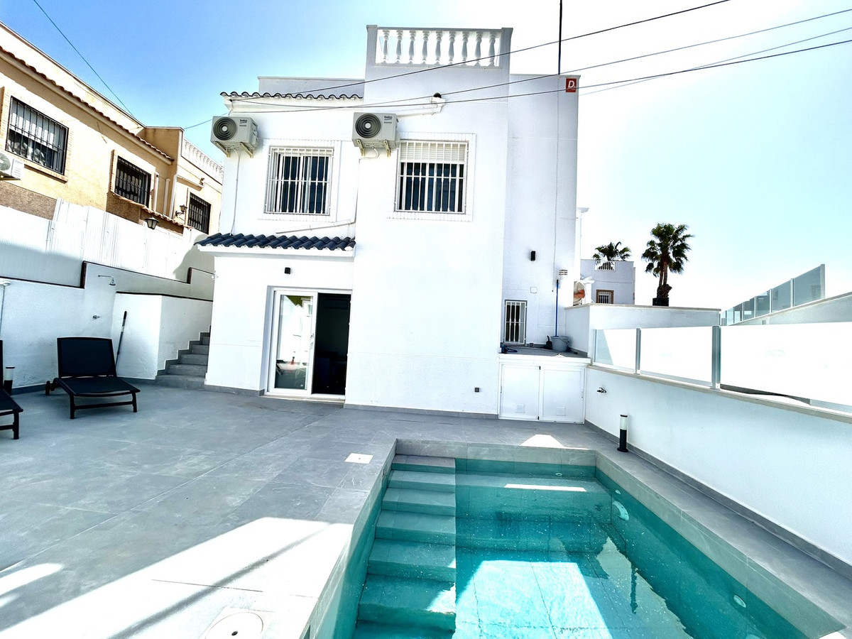 For sale - 5 Bedroom 4 Bathroom House - Detached Villa in Orihuela - Villamartin  - Alicante