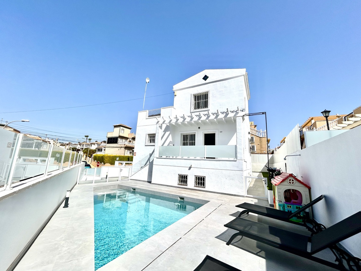 For sale - 5 Bedroom 4 Bathroom House - Detached Villa in Orihuela - Villamartin  - Alicante
