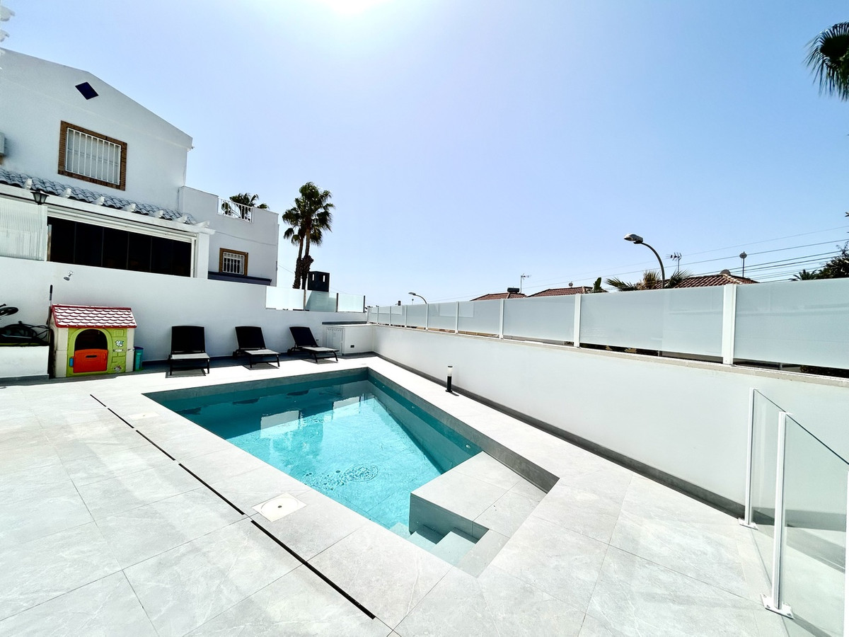 For sale - 5 Bedroom 4 Bathroom House - Detached Villa in Orihuela - Villamartin  - Alicante