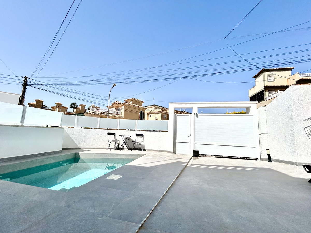 For sale - 5 Bedroom 4 Bathroom House - Detached Villa in Orihuela - Villamartin  - Alicante