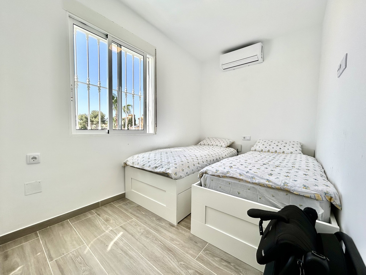 For sale - 5 Bedroom 4 Bathroom House - Detached Villa in Orihuela - Villamartin  - Alicante