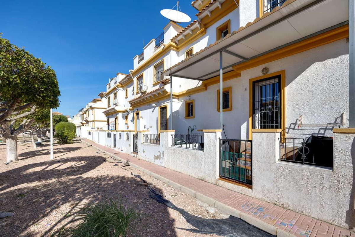 For sale - 3 Bedroom 2 Bathroom House - Townhouse in Torrevieja - Torrevieja Centro  - Alicante