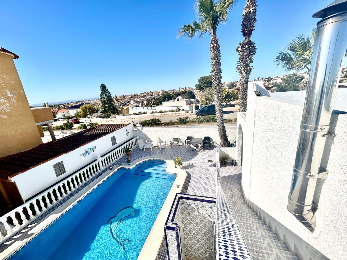 For sale - 2 Bedroom 2 Bathroom Detached Villa in Villamartin  - Villamartin  - Alicante