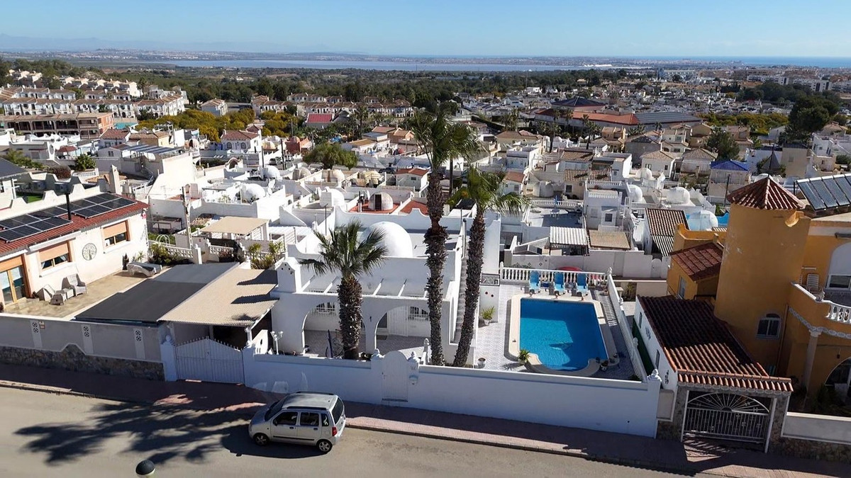 For sale - 2 Bedroom 2 Bathroom House - Detached Villa in Orihuela - Villamartin  - Alicante