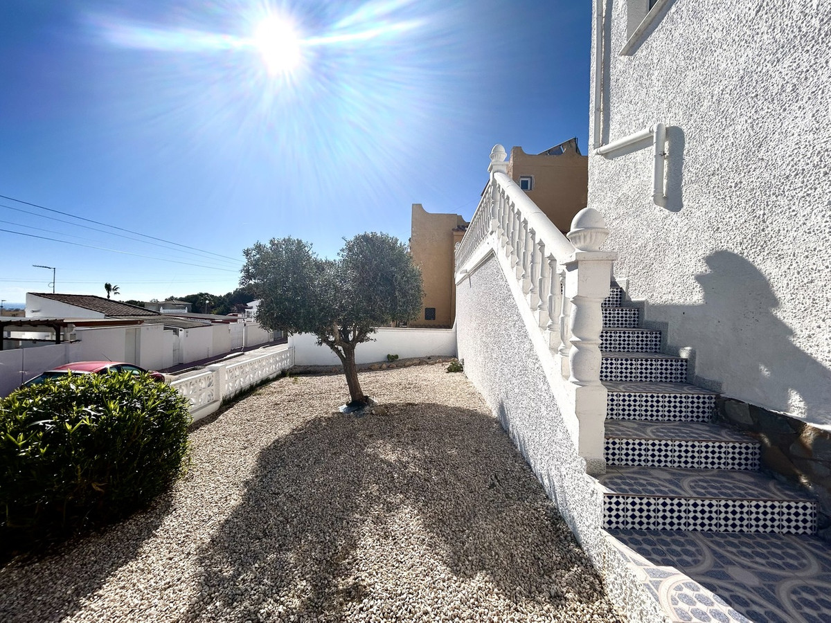 For sale - 2 Bedroom 2 Bathroom Detached Villa in Villamartin  - Villamartin  - Alicante
