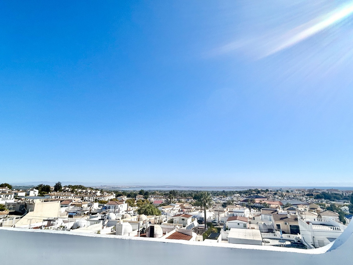 For sale - 2 Bedroom 2 Bathroom Detached Villa in Villamartin  - Villamartin  - Alicante