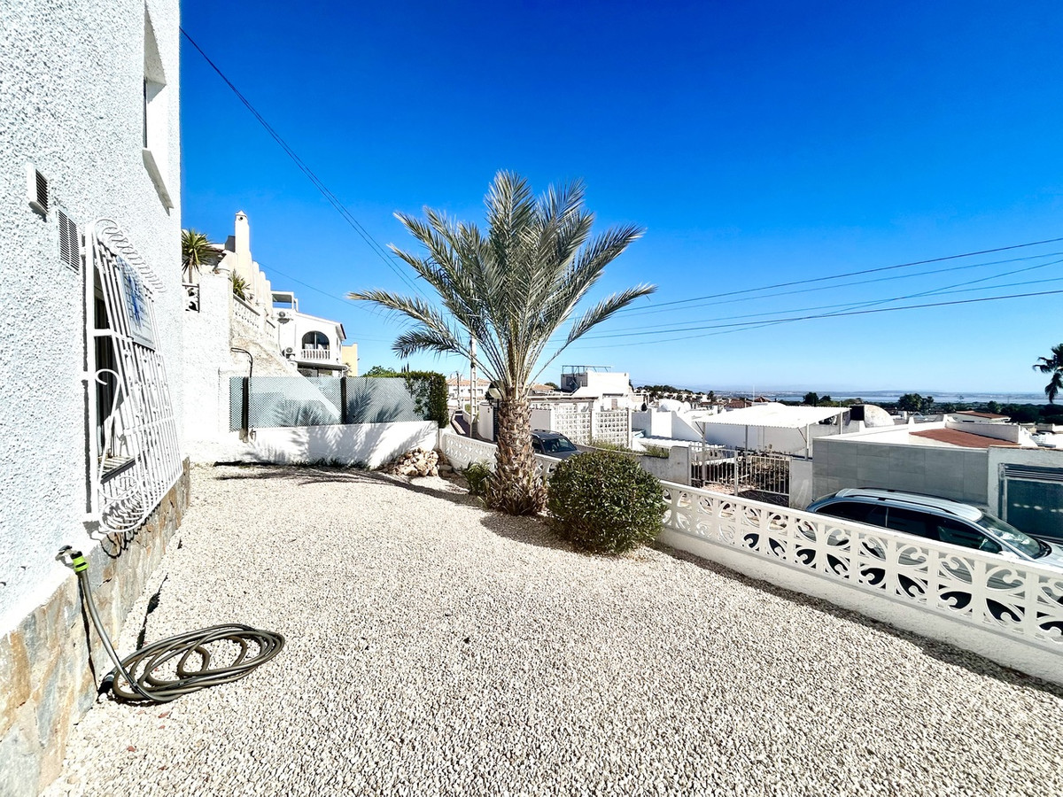 For sale - 2 Bedroom 2 Bathroom Detached Villa in Villamartin  - Villamartin  - Alicante