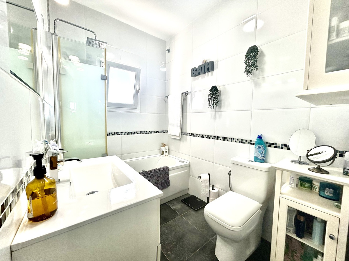 For sale - 2 Bedroom 2 Bathroom Detached Villa in Villamartin  - Villamartin  - Alicante
