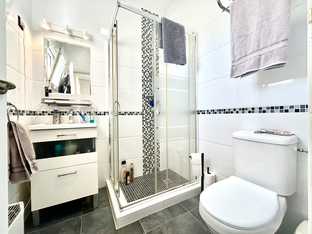 For sale - 2 Bedroom 2 Bathroom Detached Villa in Villamartin  - Villamartin  - Alicante