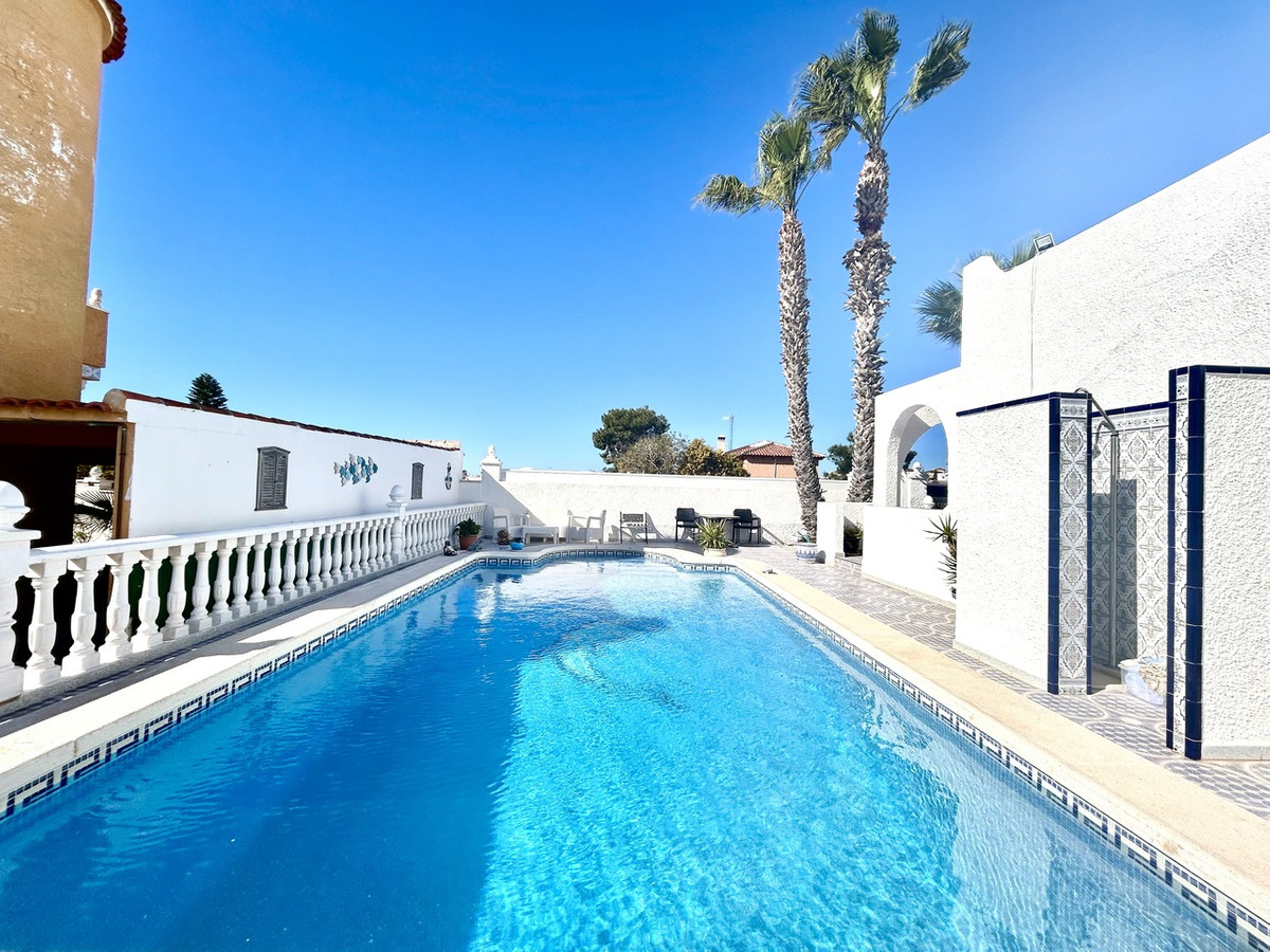 For sale - 2 Bedroom 2 Bathroom House - Detached Villa in Orihuela - Villamartin  - Alicante