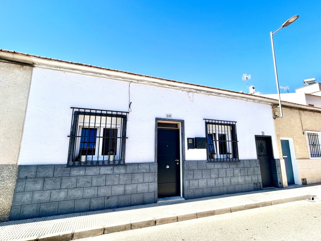 4 Bedroom 2 Bathroom House - Townhouse in San Miguel de Salinas