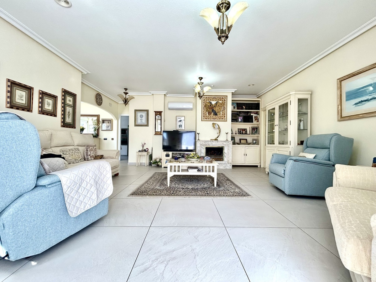 For sale - 4 Bedroom 3 Bathroom House - Detached Villa in Pilar de la Horadada - Pinar de Campoverde  - Alicante