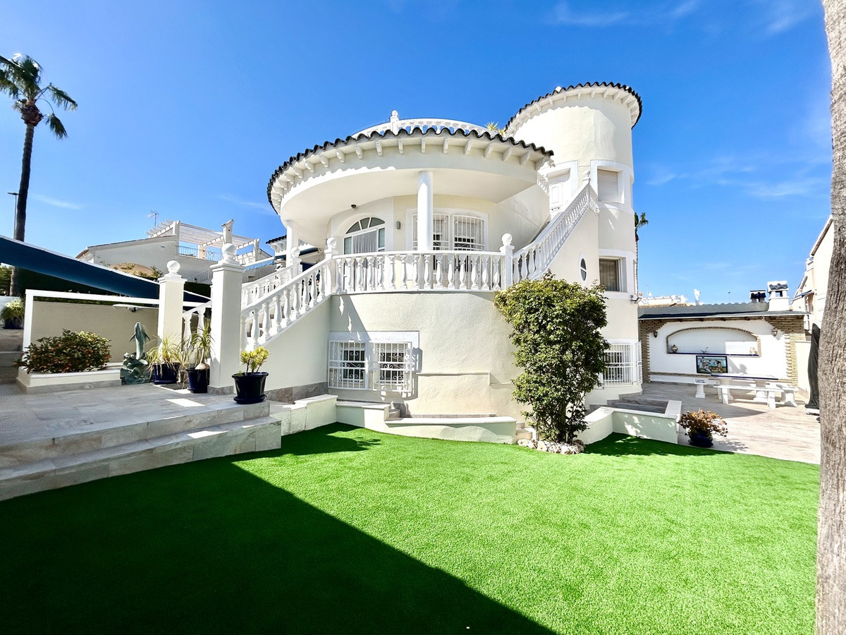 For sale - 4 Bedroom 3 Bathroom House - Detached Villa in Pilar de la Horadada - Pinar de Campoverde  - Alicante