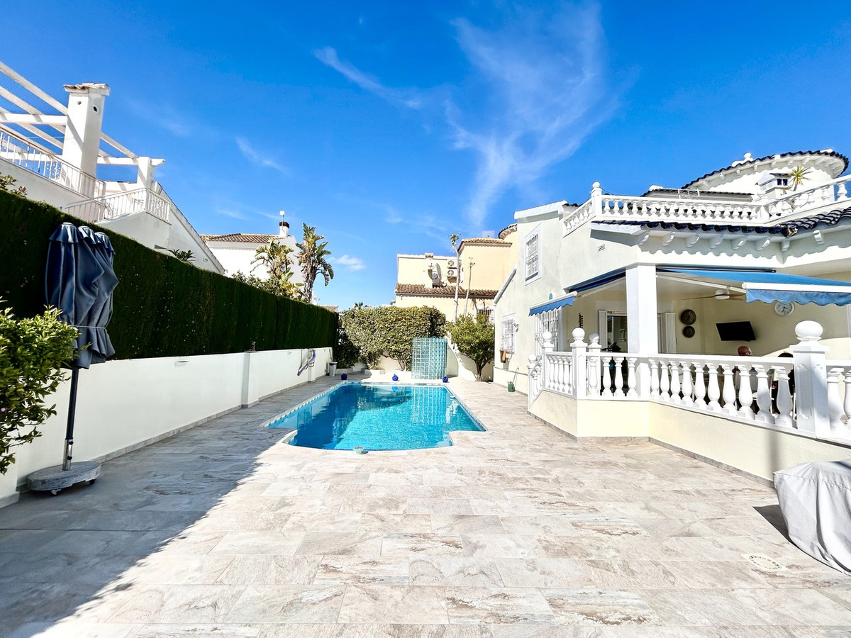 For sale - 4 Bedroom 3 Bathroom House - Detached Villa in Pilar de la Horadada - Pinar de Campoverde  - Alicante