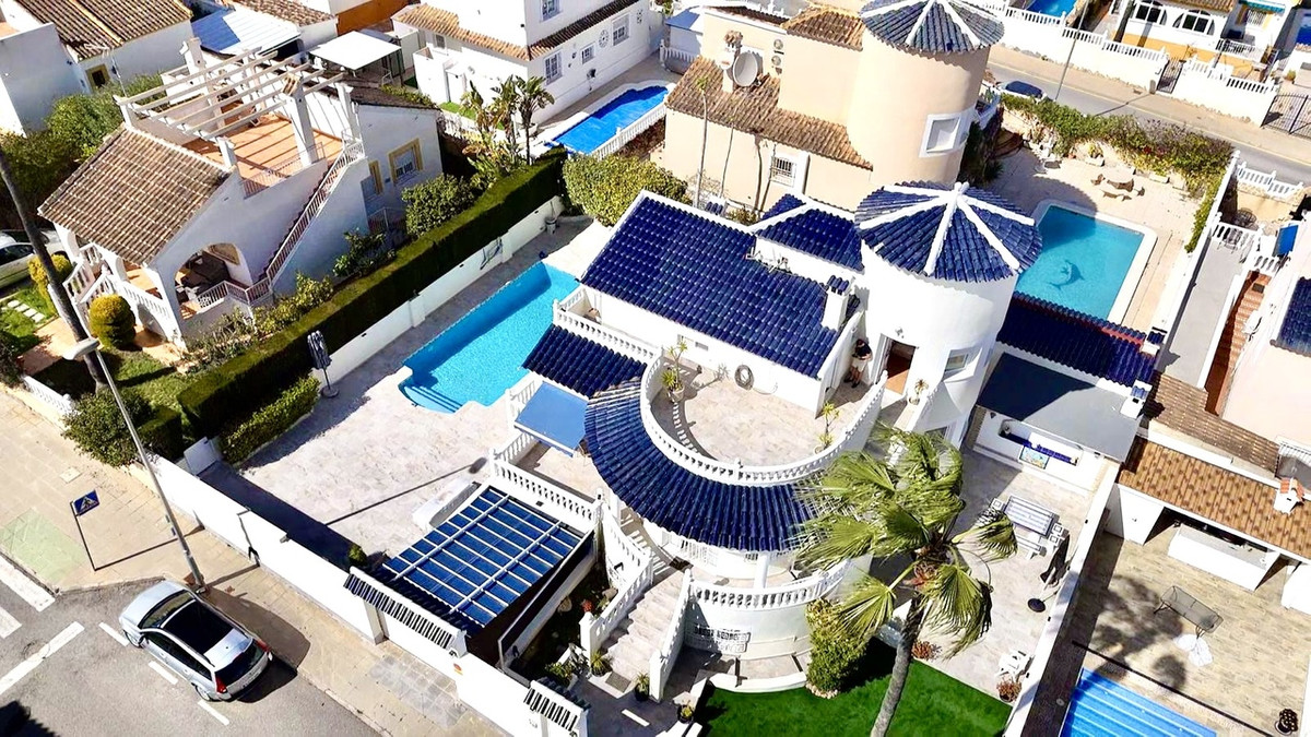 For sale - 4 Bedroom 3 Bathroom House - Detached Villa in Pilar de la Horadada - Pinar de Campoverde  - Alicante