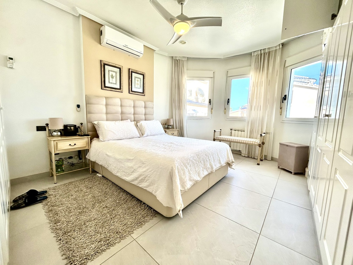 For sale - 4 Bedroom 3 Bathroom House - Detached Villa in Pilar de la Horadada - Pinar de Campoverde  - Alicante