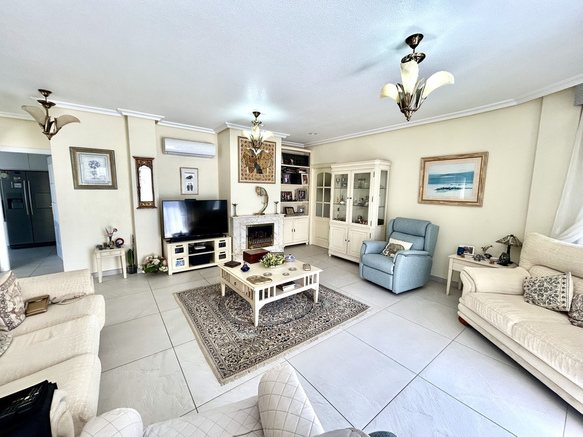 For sale - 4 Bedroom 3 Bathroom House - Detached Villa in Pilar de la Horadada - Pinar de Campoverde  - Alicante