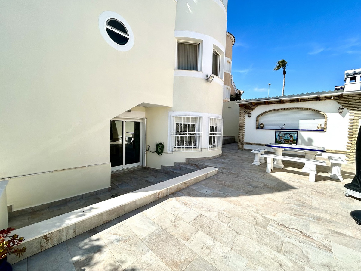 For sale - 4 Bedroom 3 Bathroom House - Detached Villa in Pilar de la Horadada - Pinar de Campoverde  - Alicante