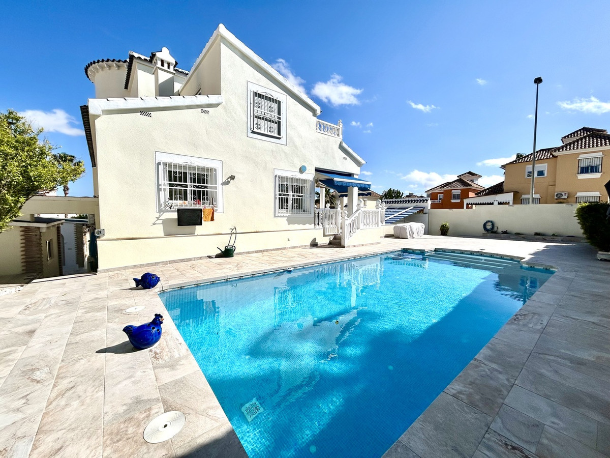 For sale - 4 Bedroom 3 Bathroom House - Detached Villa in Pilar de la Horadada - Pinar de Campoverde  - Alicante
