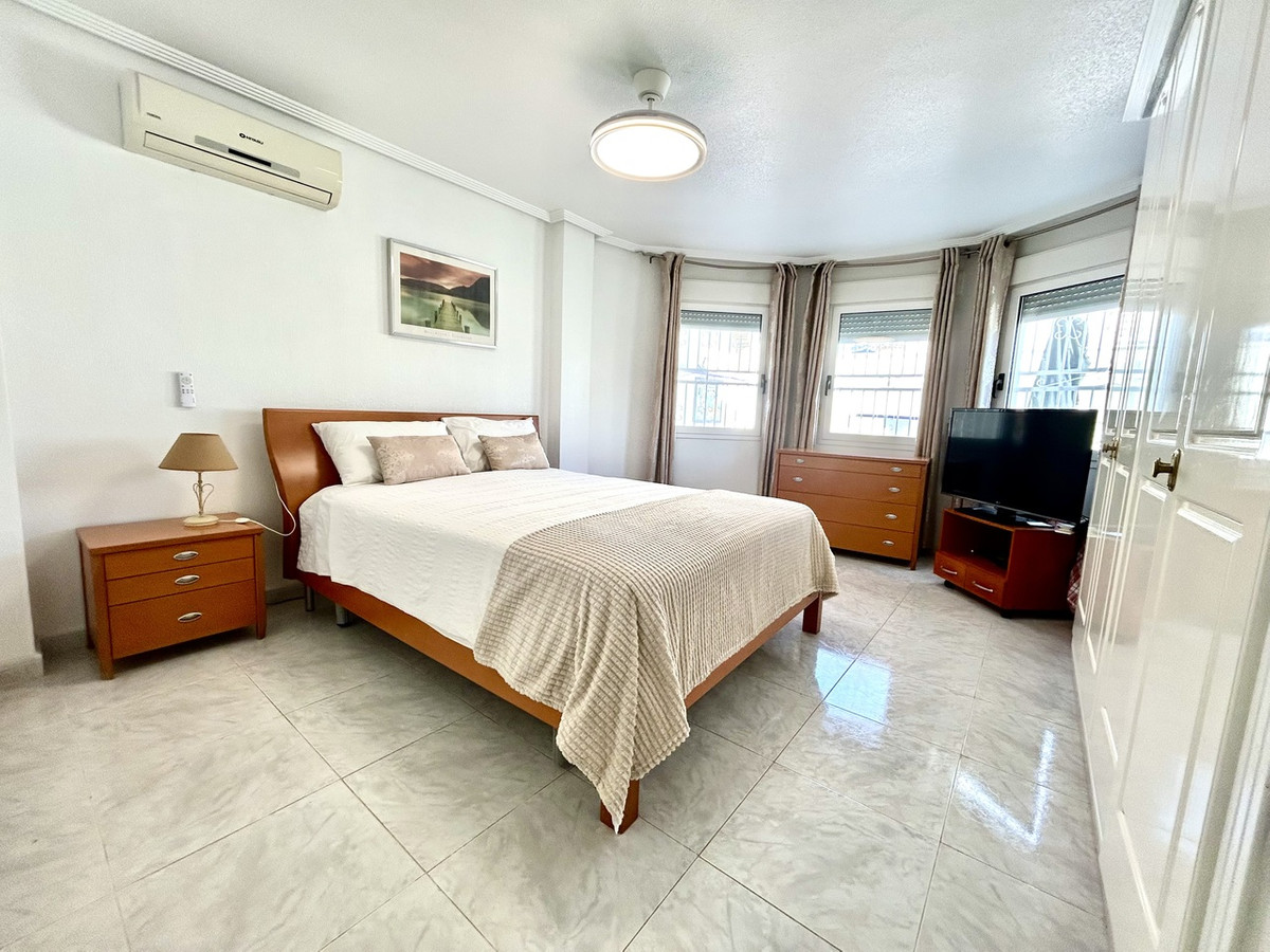 For sale - 4 Bedroom 3 Bathroom House - Detached Villa in Pilar de la Horadada - Pinar de Campoverde  - Alicante