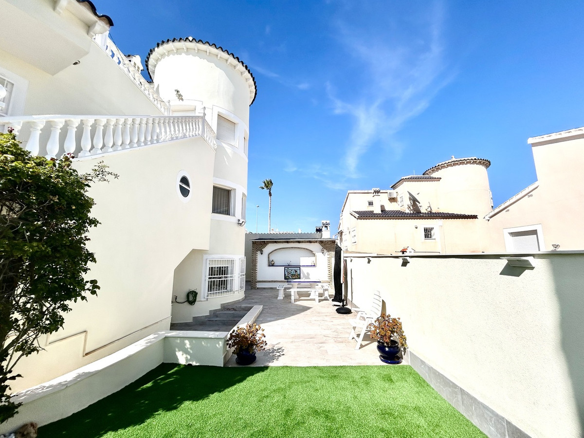 For sale - 4 Bedroom 3 Bathroom House - Detached Villa in Pilar de la Horadada - Pinar de Campoverde  - Alicante