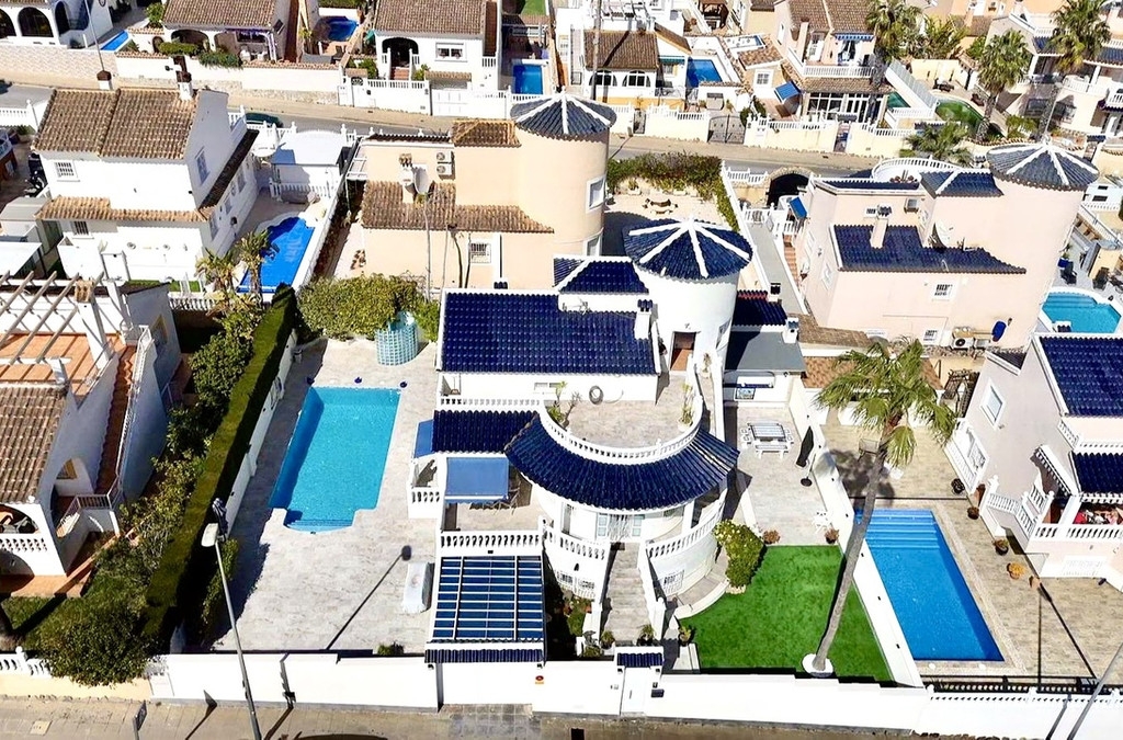 4 Bedroom 3 Bathroom House - Detached Villa in Pilar de la Horadada