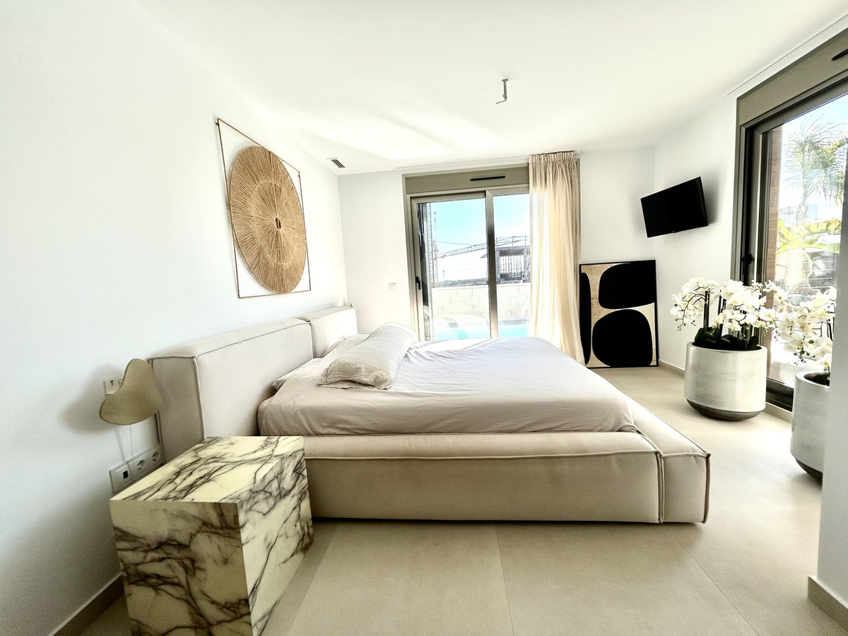 For sale - 4 Bedroom 3 Bathroom House - Detached Villa in San Miguel de Salinas - San Miguel de Salinas Centro  - Alicante