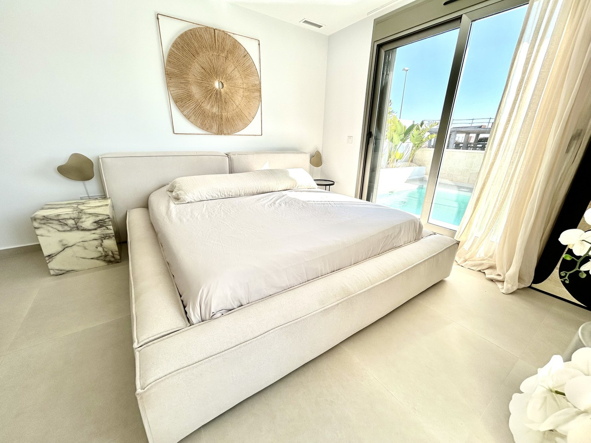 For sale - 4 Bedroom 3 Bathroom House - Detached Villa in San Miguel de Salinas - San Miguel de Salinas Centro  - Alicante