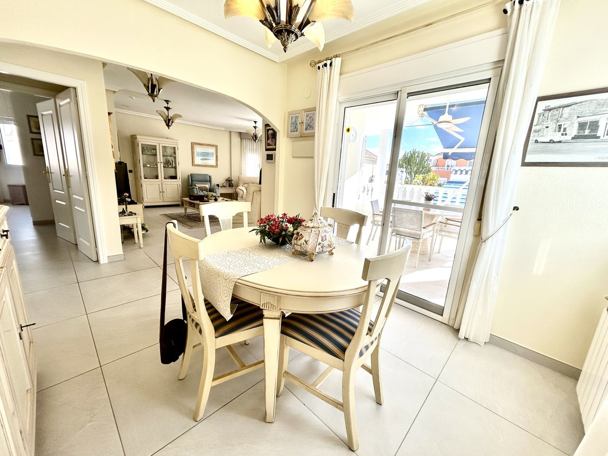 For sale - 4 Bedroom 3 Bathroom House - Detached Villa in Pilar de la Horadada - Pinar de Campoverde  - Alicante