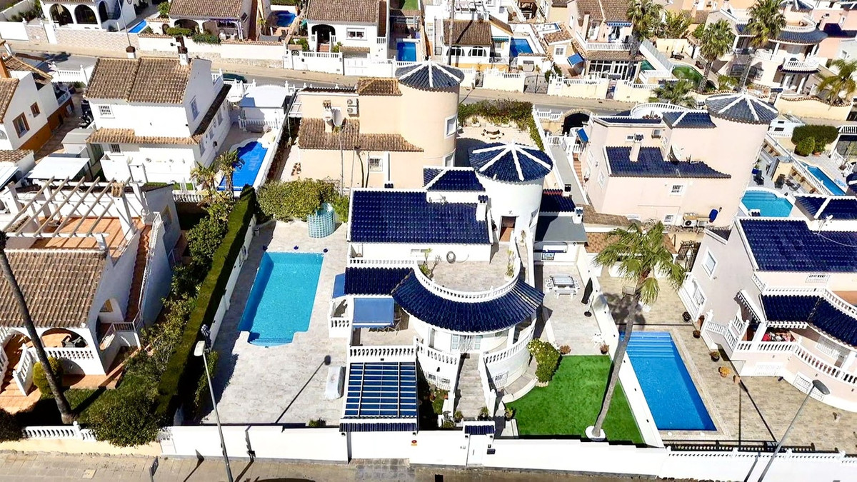 For sale - 4 Bedroom 3 Bathroom House - Detached Villa in Pilar de la Horadada - Pinar de Campoverde  - Alicante